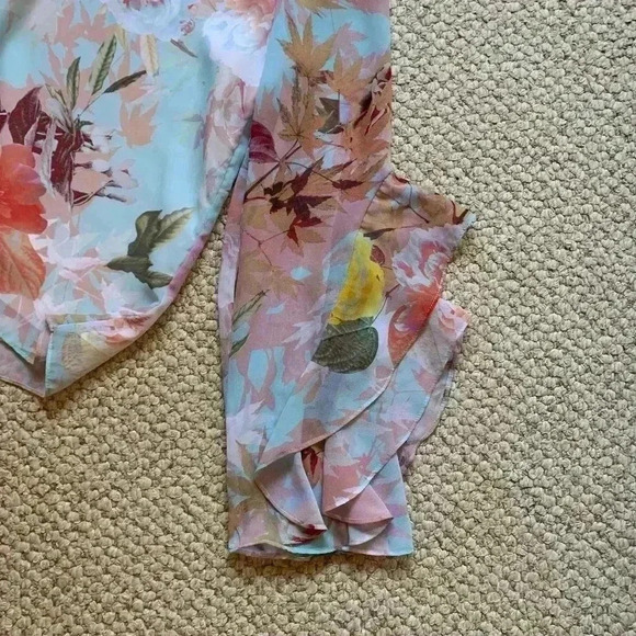 VINCE CAMUTO - Floral Ruffle Sleeve Top - Excellent Condition - Picture 8 of 13
